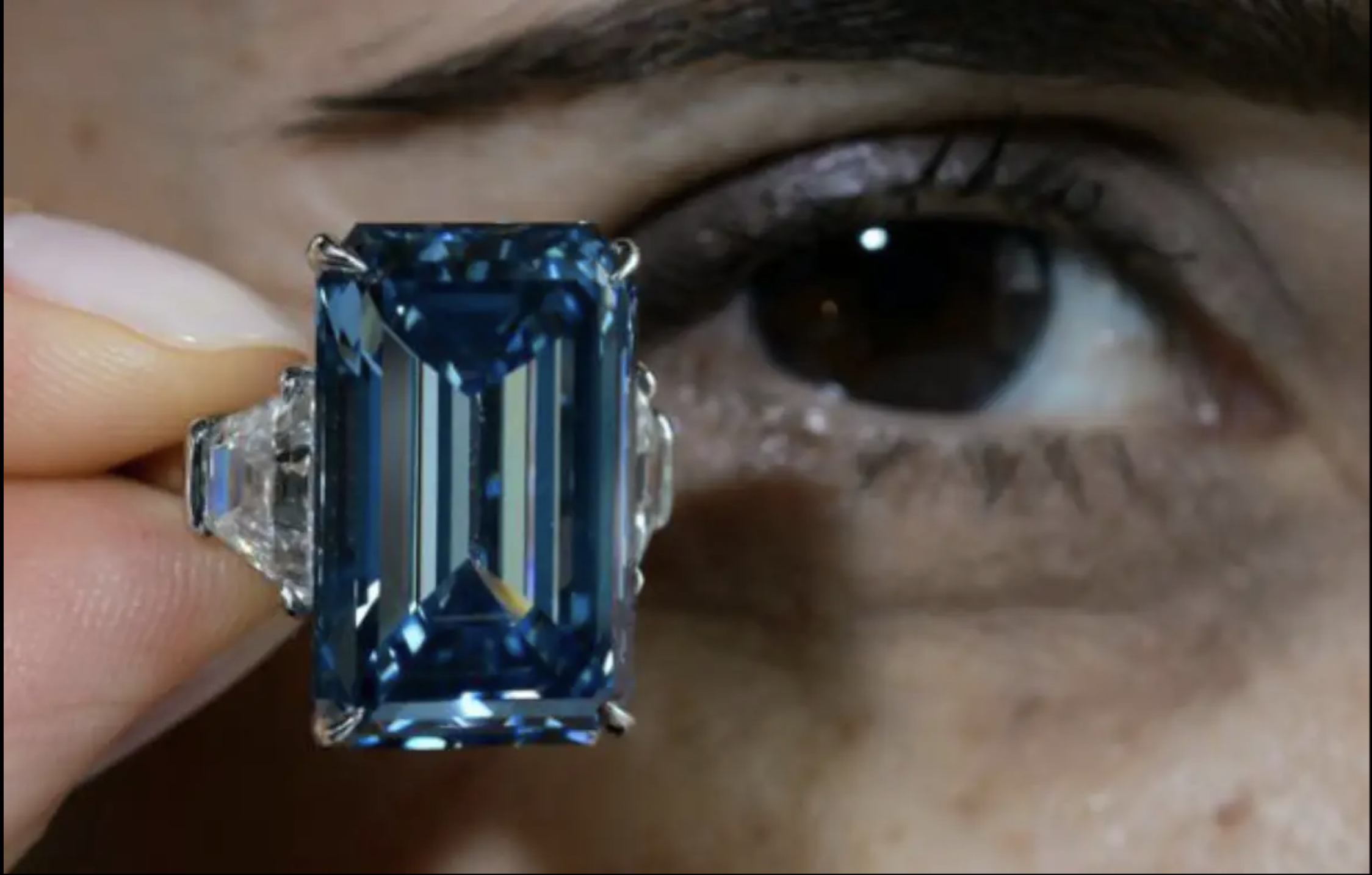 The Oppenheimer blue un diamant bleu vif sur une bague vendu à 57.54 millions de dollars
